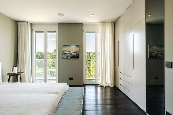 Gäste-/Kinderzimmer mit Einbauschränken