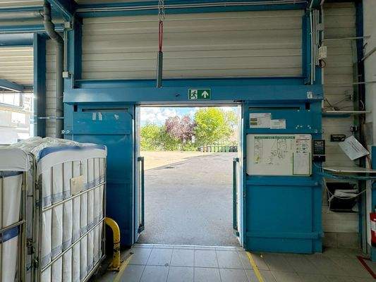 Ausgang zum Hinterhof mit großen Toren