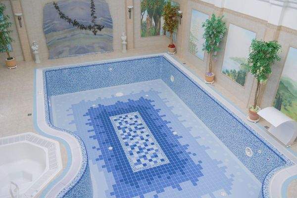 Schwimmbad und Whirlpool