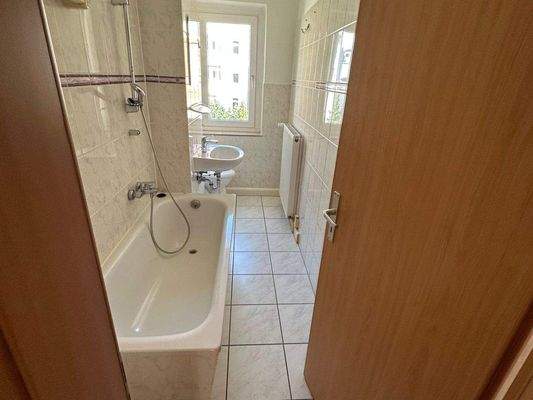 Bad Wanne und Fenster.jpg