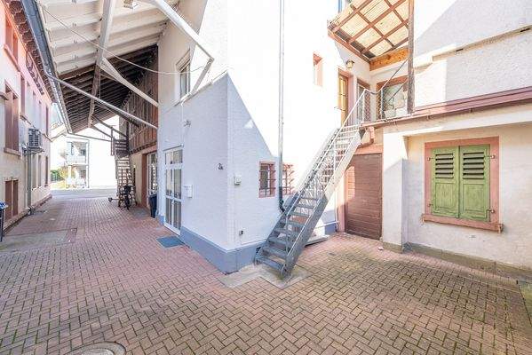 Eingang mit Treppe zur zusätzlichen Gewerbefläche. Die zusätzliche Gewerbefläche ist auch über das Obergeschoss erreichbar. 