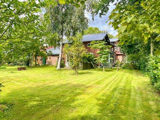 Weitläufiger Garten mit Obstbäumen