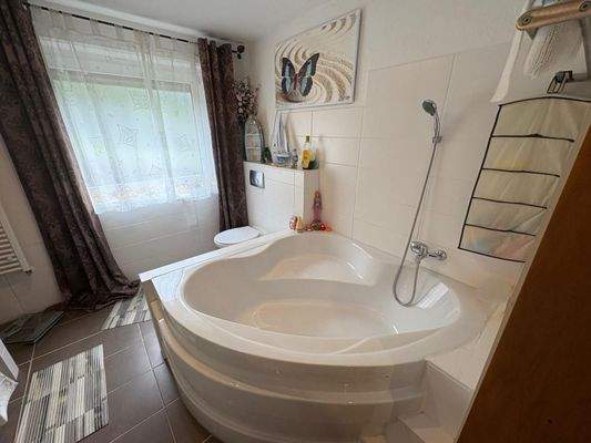 Eckbadewanne Bad im UG