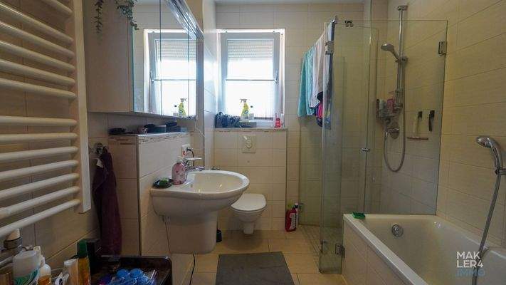 Tageslichtbad mit Dusche, Badewanne &amp; Fenster