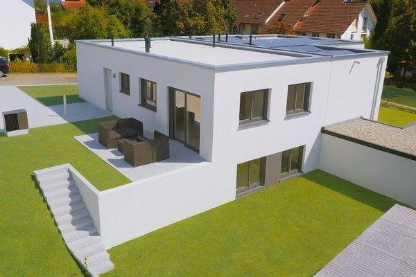 Modernes Haus mit Solarplatten und Terrasse