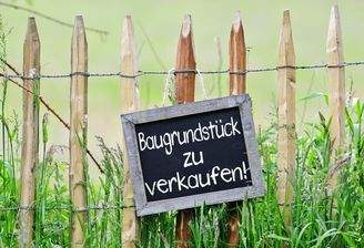 Großes rechteckiges Baugrundstück
