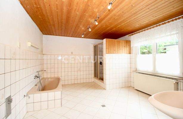 goßes Badezimmer EG