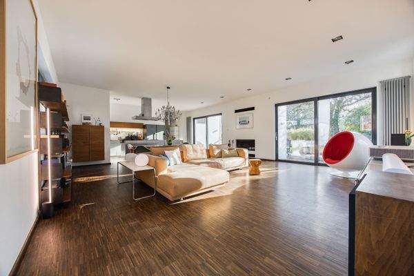 Der großzügige Wohn-, Ess- und Kochbereich überzeu