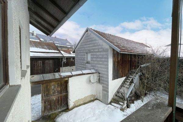 Blick vom Balkon auf Nebengebäude