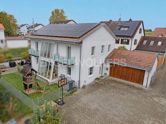 Einfahrt mit Blick auf Haupteingang, Garten und Doppelgarage