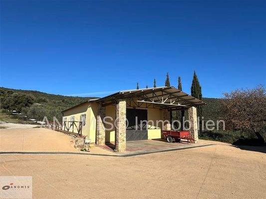 kleine Traktorenhalle