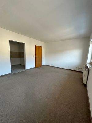 Leeres Zimmer mit Tür