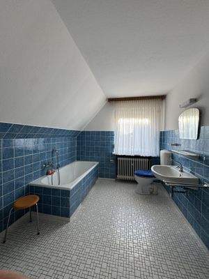 gefliestes Wannenbad im Dachgeschoss