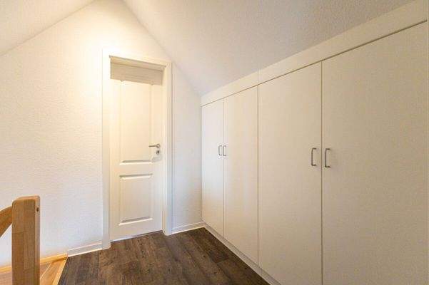 Flur DG mit Einbauschränken