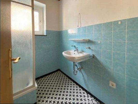 18-2.OG links Duschbad.jpg