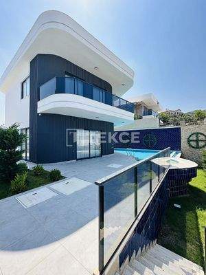 Detached House with a Private Swimming Pool in Alanya