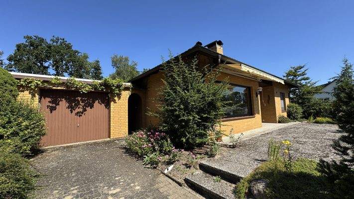 Haus und Garagenansicht