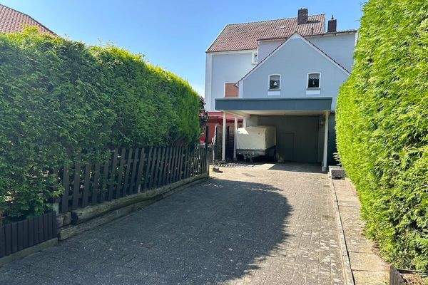 Auffahrt &amp; Carport
