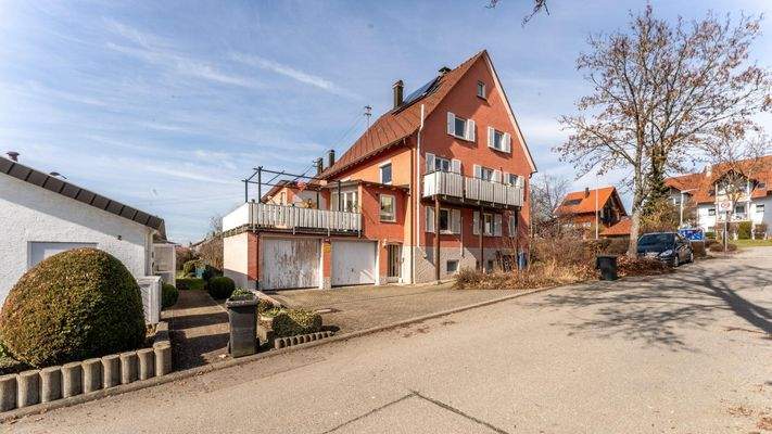 Hausansicht mit Blick zu den Garagen