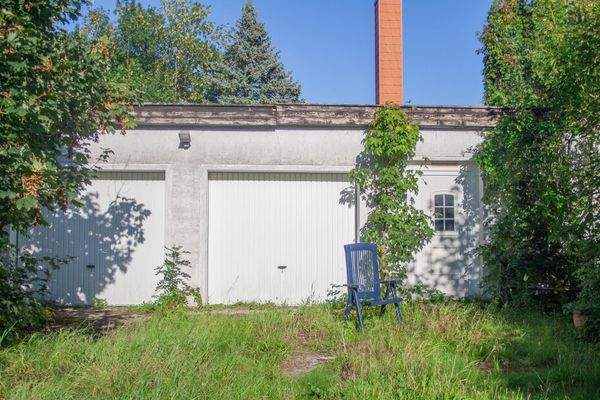 Doppelgarage - daneben rechts Heizraum