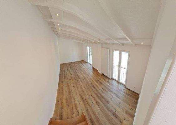 Grosser Schlafbereich mit bodentiefen Fenstern