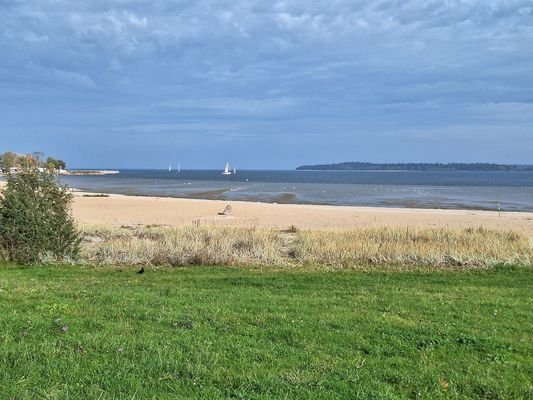 Blick vom Deich auf Strandbad Eldena und Greifswalder Bodden bis nach Rügen