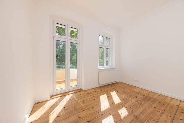 Wohnzimmer mit Balkon