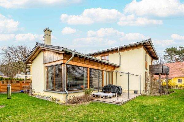 Hausansicht mit Terrasse