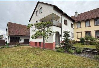 Hausansicht mit Vorgarten