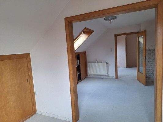 Blick vom Esszimmer zum Eingang