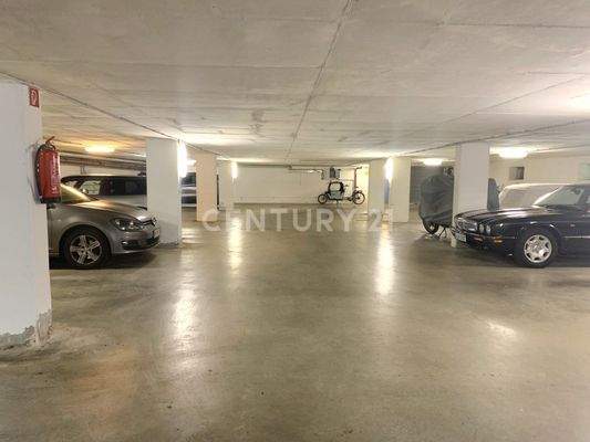 Tiefgarage Blickrichtung Ein- und Ausfahrt