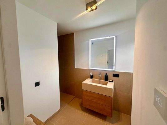 c15edaf9-c143-41e3-8df2-7da1a54caa70