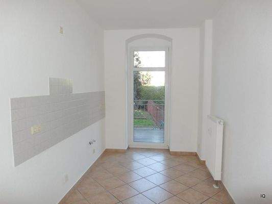 Küche mit Zugang zum Balkon