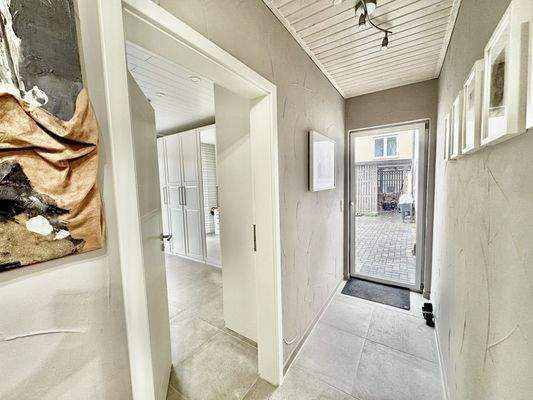 Flurbereich Souterrain mit Ausgang zur Terrasse-Garten