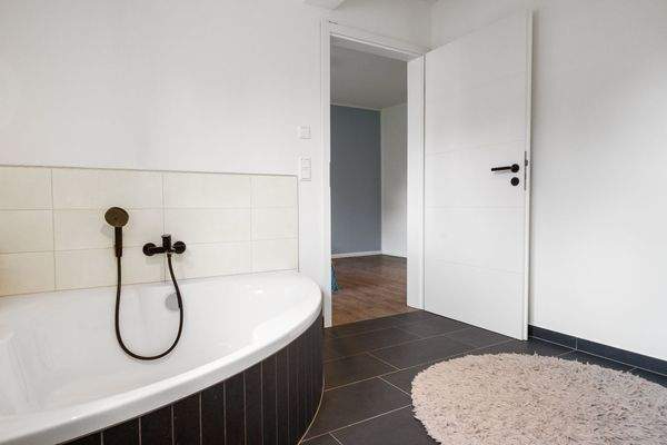 Großzügige Eckbadewanne