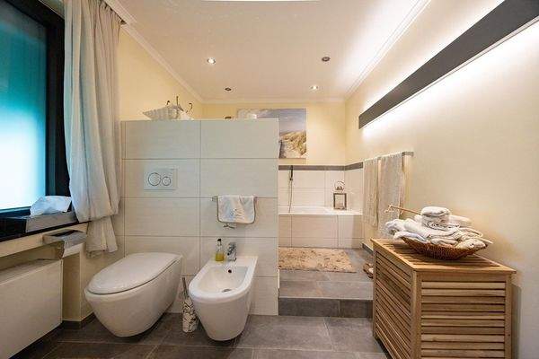 OG: Tageslichtbad mit Wanne