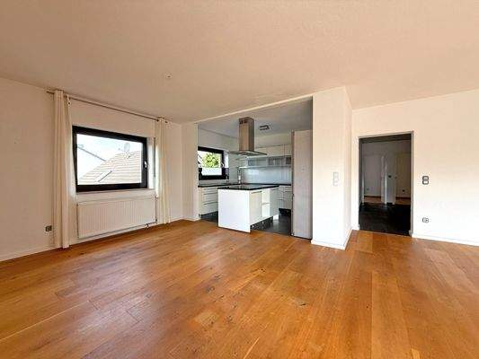 Essbereich mit Blick in die Küche