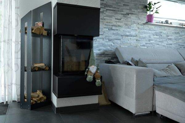 Design trifft Gemütlichkeit – moderner Kamin als Herzstück des Wohnbereichs