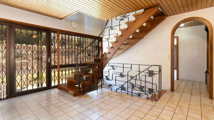 Über die Treppe geht es hoch ins Dachgeschoss