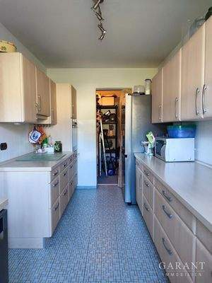 Küche mit Vorratskammer