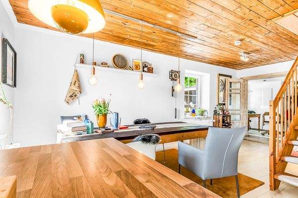 Blick von der Küche ins Esszimmer