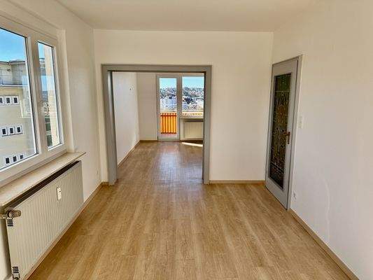 Esszimmer mit Blick ins Wohnzimmer