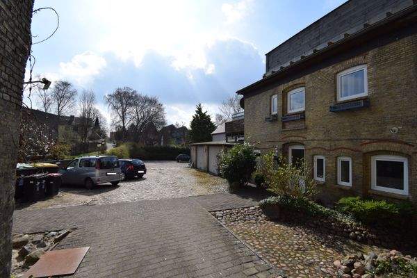 Hinterhof/ Parkplätze