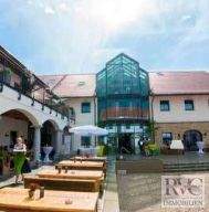 Ausschnitt Innenhof mit Blick auf die Skybar