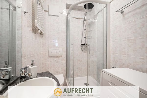gepflegtes Dusch-Badezimmer mit WM-Anschluss