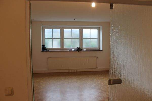 mittl. Raum Erdgeschoß (Fenster zugeklebt).JPG