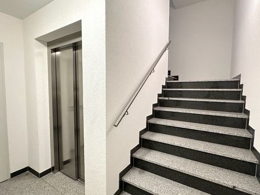 Kellertreppe mit Aufzug zu den Abstellräumen