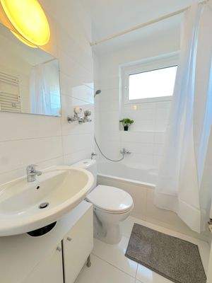 Helles Badezimmer mit Badewanne