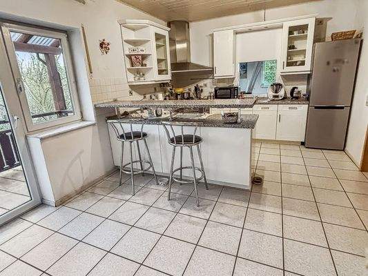 Küche mit EBK und Balkon