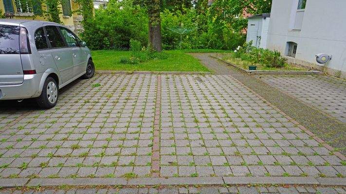 Zwei PKW-Stellplätze auf dem Grundstück sind im Mietpreis inklusive